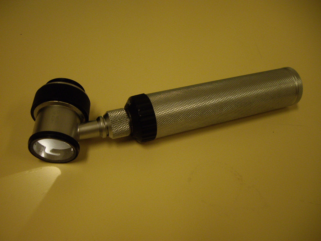 Дерматоскоп, стандартный инструмент для трихоскопии